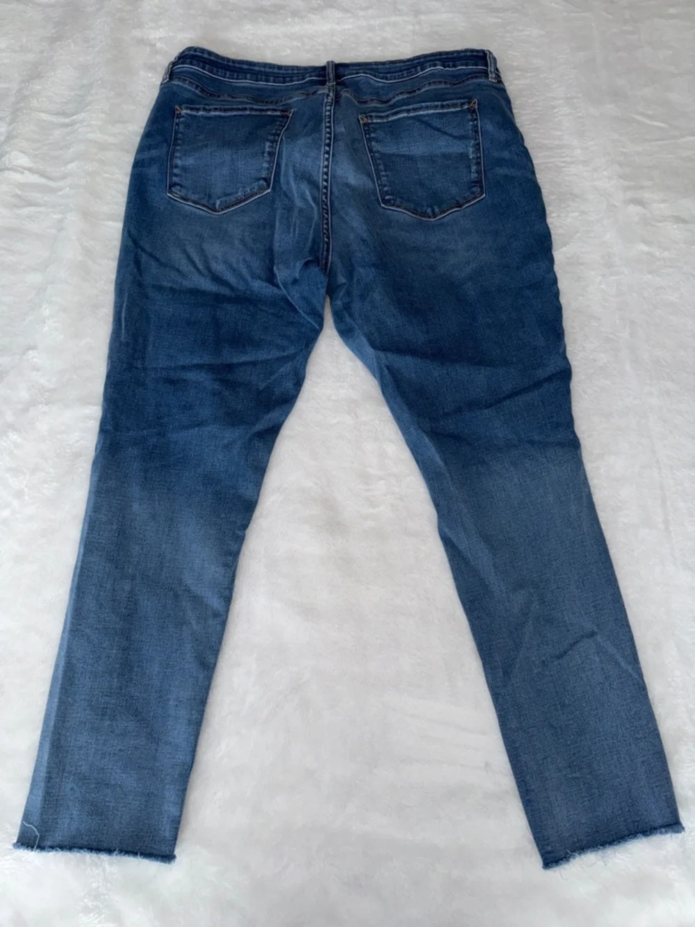 a.n.a. Mid Rise Jeggings Women’s Size 18 Distressed Skinny Raw Hem Stretch Denim - Picture 2 of 3